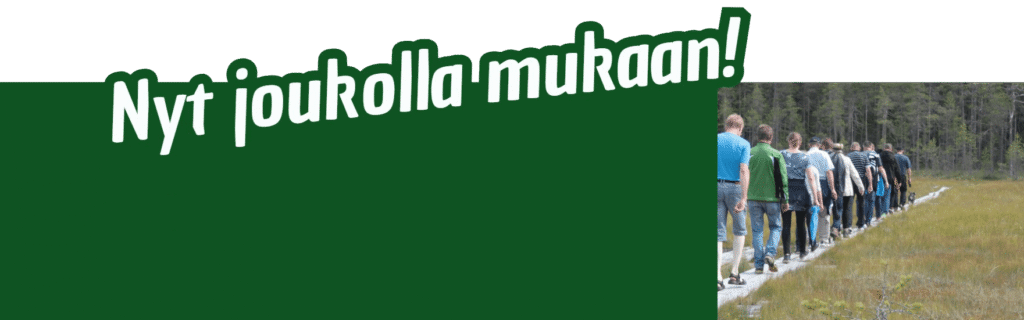 Kuvassa on teksti: Nyt joukolla mukaan! ja sen oikealla puolella kävelee ryhmä ihmisiä jonossa ja jonon kärjessä on koira.